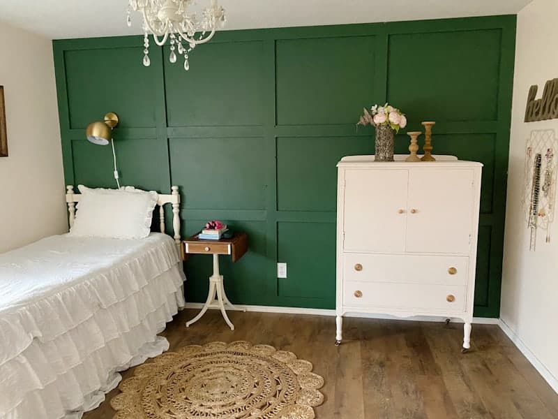 green accent wall