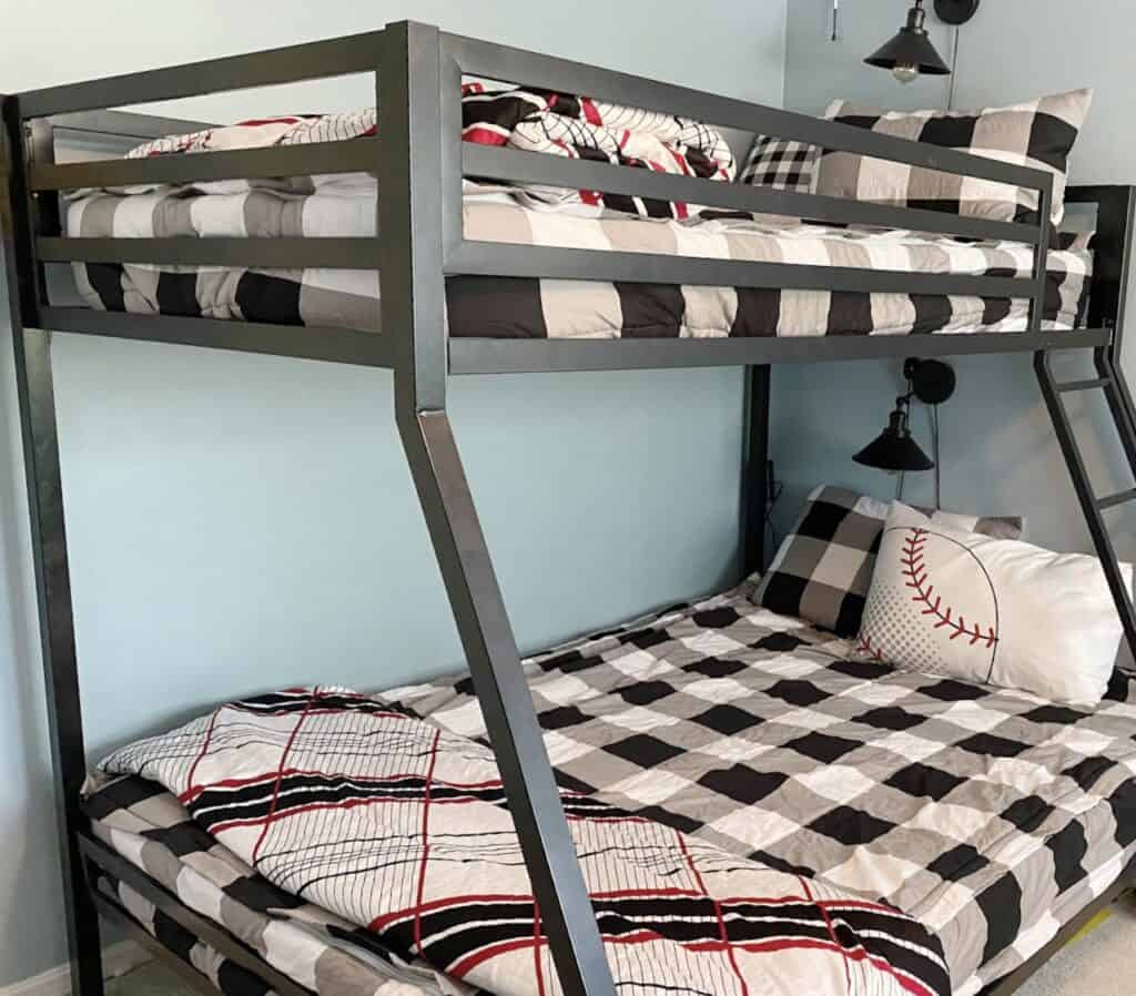 Dakota Beddy's  Zipper bedding, Black and white interior, White