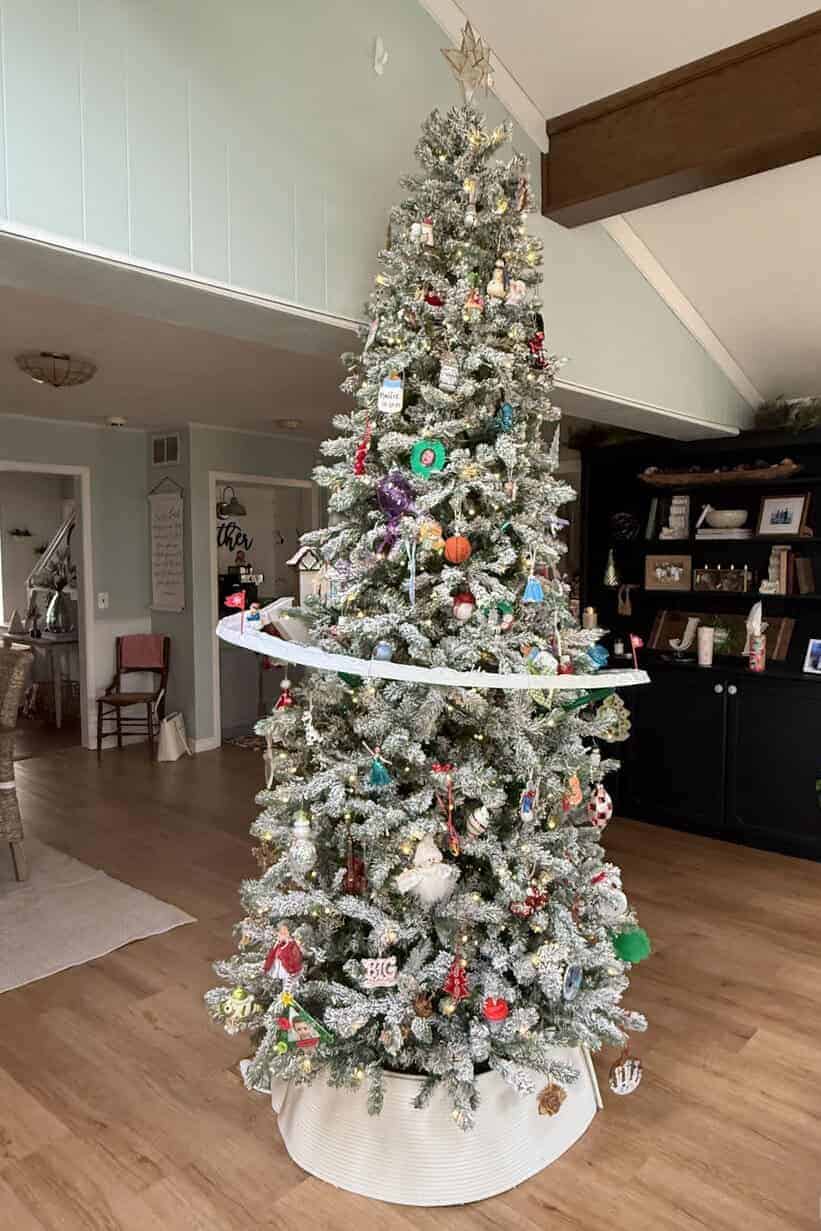 White Flocked Christmas Tree Ideas: Creating a Cozy, Magical Holiday Home 3
