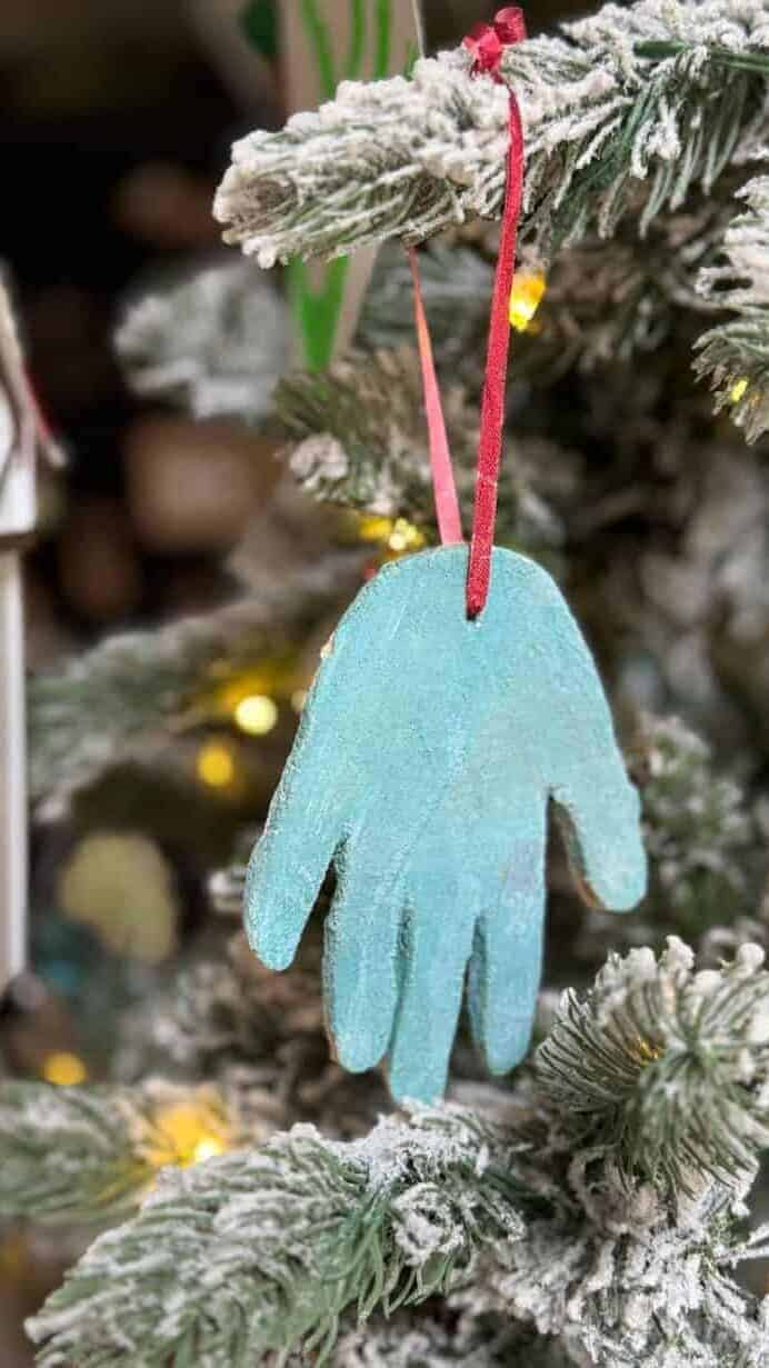 White Flocked Christmas Tree Ideas: Creating a Cozy, Magical Holiday Home 4