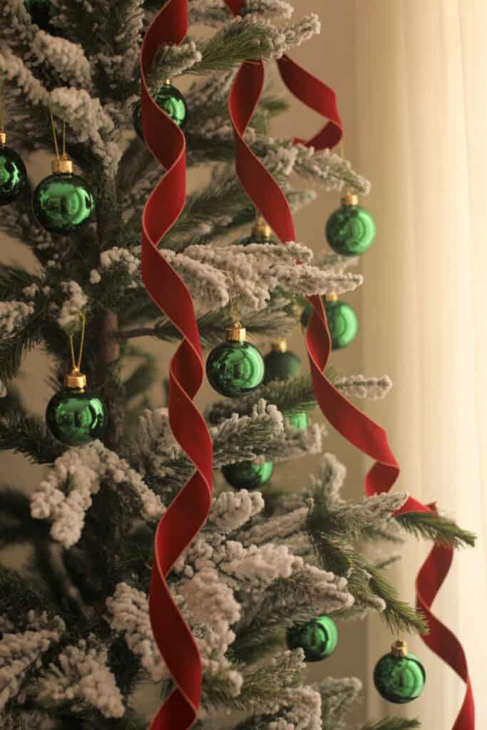White Flocked Christmas Tree Ideas: Creating a Cozy, Magical Holiday Home 6