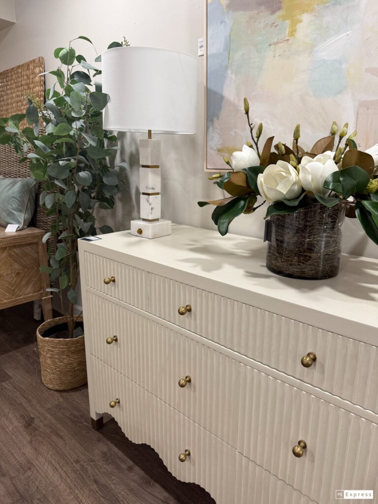 Cozy Coastal Bedroom Inspiration: How to Create a Relaxed Beachy Retreat 1